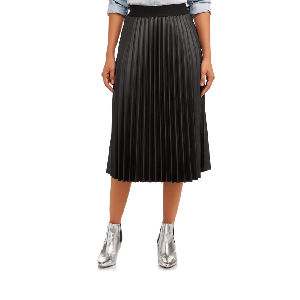 Black faux leather pleated skirt